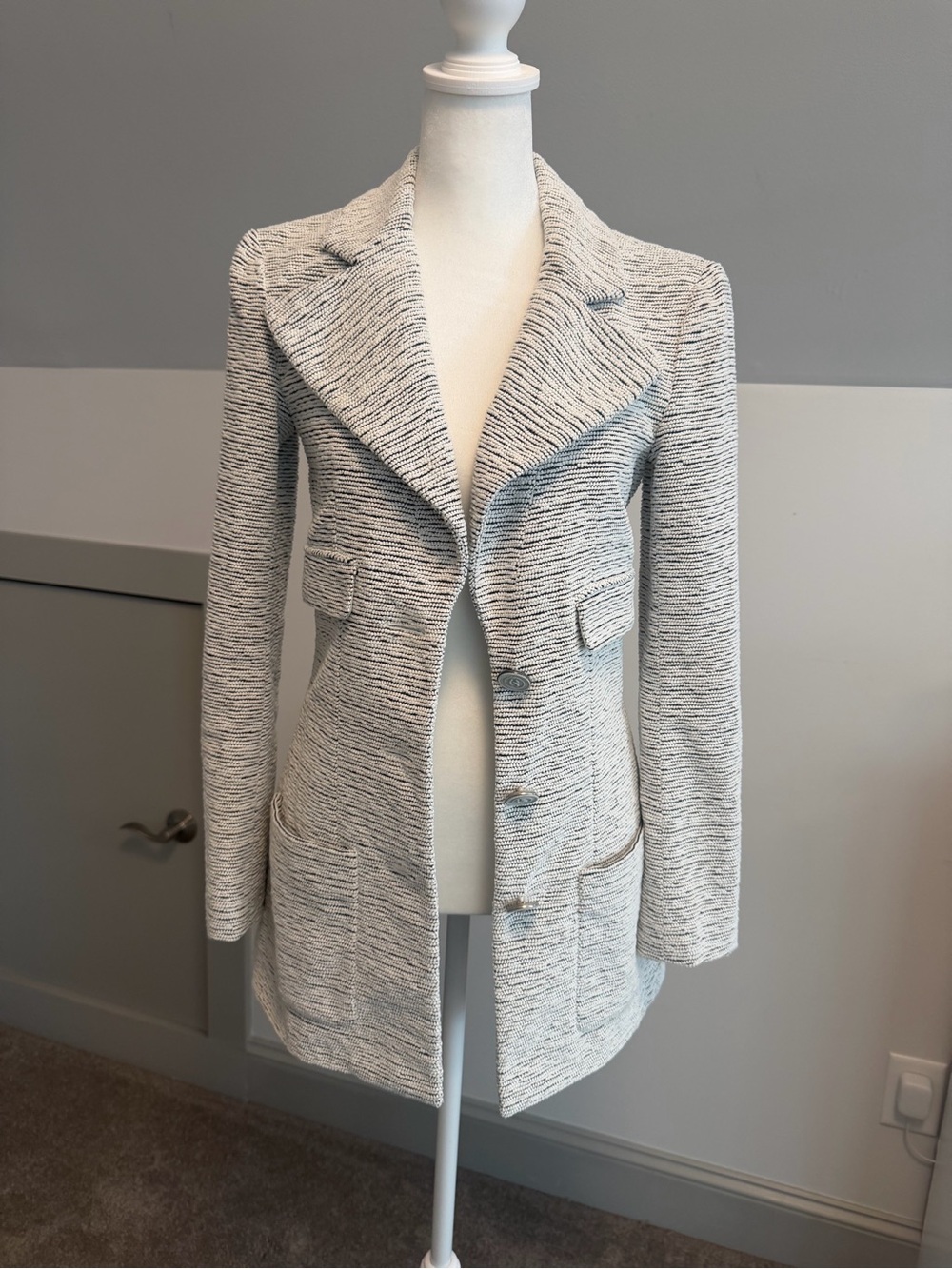 Vintage CHANEL White and Gray Textured Tweed Jacket CC Logo Buttons US 2 14P - Picture 1 of 14